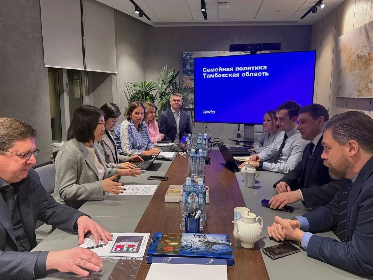 В Москве провёл рабочую встречу с основателем Wildberries главой РВБ Татьяной Ким У компании функционирует собственный логистический комплекс в Котовске который мы открыли совместно с Татьяной Владимировной в мае 2025 года Для жителей города и соседних муниципалитетов это дополнительная возможность для занятости и получения дохода Наши предприниматели активно сотрудничают с Платформой роста особенно важна такая возможность для малого и среднего бизнеса Региональные бренды также продвигаются через маркетплейс Wildberries Подробно обсудили реализацию демографического проекта в Тамбовской области которую Татьяна Владимировна выбрала в качестве пилотного региона Будем вместе развивать семейные программы включая поддержку рождения и воспитания детей популяризацию традиционных семейных ценностей Считаю это хорошим примером социально ответственного бизнеса и совместной работы по развитию региона Мой официальный канал в мессенджере MAX