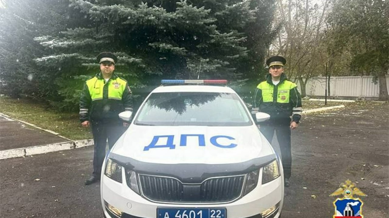 Барнаульские автоинспекторы помогли спасти женщину с кровотечением В Барнауле сотрудники дорожной полиции помогли доставить в больницу женщину остро нуждающуюся в медицинской помощи рассказали в краевом УМВД Инцидент произошел на прошлой неделе на Змеиногорском тракте в Барнауле К экипажу ДПС в составе старшего инспектора Павла Ожерельева и инспектора Виталия Хорохордина обратился мужчина сообщивший что его жене требуется срочная госпитализация Используя проблесковые маячки и сирену полицейские оперативно доставили автомобиль через пробки до краевой клинической больницы скорой помощи 2 Женщину передали медикам которые оказали ей всю необходимую помощь Благодаря быстрой и скоординированной работе сотрудников полиции и врачей жизнь женщины была спасена Фото ГУ МВД по Алтайскому краю Подписаться на amic ru   Мы в Max