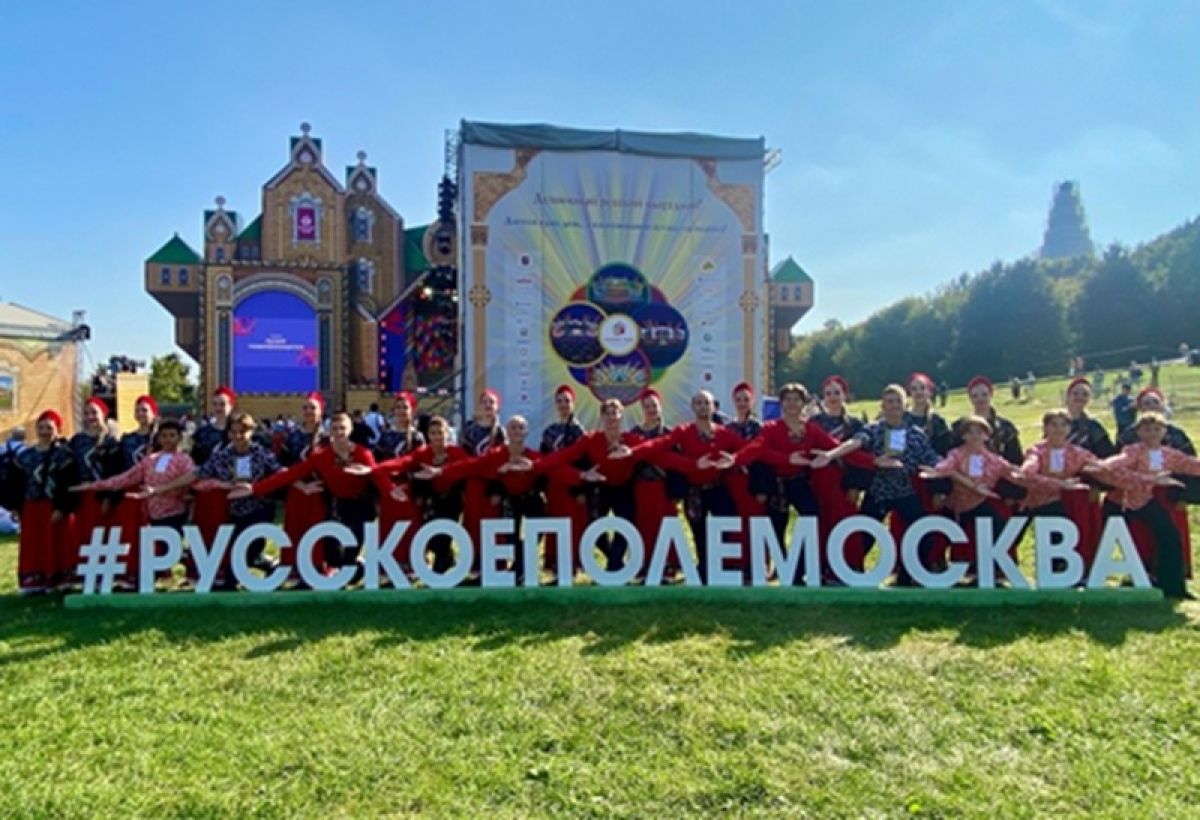 "Калужский сувенир" покорил Москву и завоевал Гран-при фестиваля "Русское поле" «Калужский сувенир» не просто принял участие в фестивале, а завоевал высшую награду – Гран-при. Жюри высоко оценило мастерство, артистизм и самобытность калужского коллектива, признав его лучшим танцевальным коллективом «Русского поля». ↗ Прислать новость Подписаться