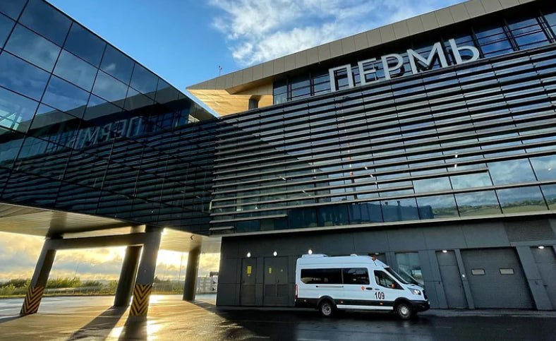 На реконструкцию аэропорта Перми направят 1,9 млрд рублей ФКУ «Ространсмодернизация» объявило конкурс на выполнение работ по корректировке проектных решений и последующей реконструкции объекта «Реконструкция инженерных сооружений аэропортового комплекса “Большое Савино”». Как указано в технической документации, подрядчик должен скорректировать ранее разработанные проекты реконструкции перрона, рулежных дорожек, инженерных сетей. Все работы требуется завершить к 30 сентября 2026 года. Максимальная цена контракта составляет 1,9 млрд руб. Итоги аукциона подведут 30 июля.