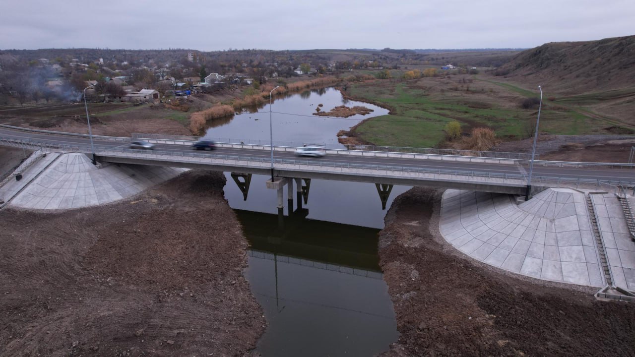 Автодор восстанавливает мосты и путепроводы в исторических регионах В исторических регионах кроме восстановления дорог на региональной и местной дорожной сети ведется работа и по обновлению искусственных сооружений В этом году силами Госкомпании Автодор в нормативное состояние приводят 11 мостов и путепроводов Так в Макеевке Донецкой Народной Республики в этом дорожно строительном сезоне капитально отремонтировали мост через реку Грузскую Объект протяженностью 40 м находился в аварийном состоянии поэтому требовалось комплексное восстановление В ходе работ были построены две новые опоры установлены девять балок пролетного строения смонтированы перильные и барьерные ограждения обновлено освещение уложен свежий асфальт с разметкой Благодаря слаженной работе бригады из 40 специалистов и использованию около 10 единиц техники капремонт удалось выполнить в короткие сроки всего за 7 месяцев Это искусственное сооружение имеет большое значение для транспортного сообщения с Донецком и способствует развитию социально экономической инфраструктуры региона После восстановления моста улучшились условия для пассажирских и грузовых перевозок сократилось время в пути и появились предпосылки для дальнейшего экономического роста региона Всего же в этом году в ДНР восстановят 7 искусственных сооружений Так же в этом году восстанавливали мосты и путепроводы в составе дорог В Херсонской области во время капремонта участка трассы Новая Каховка Геническ обновили мост через Каховский канал Его протяженность около 200 м Дорога на которой располагается сооружение обеспечивает сообщение между приднепровскими районами и областным центром Геническ что делает его актуальным и значимым для всего региона В процессе работ на объекте усилили структурные элементы моста провели устройство ливневой канализации и гидроизоляции на пролетных строениях заменили балки пролетного строения установили перильное и барьерное ограждения обустроили тротуары В общей сложности в Запорожской и Херсонской областях в этом сезоне обновили 6 мостов и путепроводов В Луганской Народной Республике в этом году восстановят 4 искусственных сооружения Но есть и переходящие объекты В Луганске за 2025 2026 годы в нормативное состояние приведут три искусственных сооружения Речь о мостах через реку Лугань на улице Заречной 76 м и на улице 395 й Шахтерской дивизии 75 м а также путепровод через железнодорожную дорогу в поселке Большая Вергунка на улице Дачной 48 5 м После завершения работ на этих объектах в столице ЛНР сформируется единая качественная и безопасная улично дорожная сеть Будет обеспечено беспрепятственное сообщение между ключевыми районами города проезд к больницам школам и выездным транспортным артериям станет доступнее