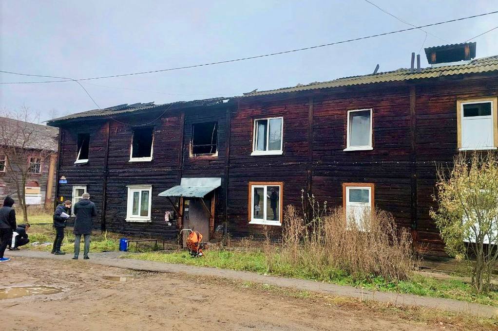 Рядом со сгоревшим домом в Уральском, где этой ночью погибли трое маленьких детей, стоят развалины ещё четырех таких же деревянных бараков. Все – сгоревшие. Причем последний пожар был 26 сентября, в нем погибли четыре человека.  Поэтому большие вопросы возникают не только к маме погибших этой ночью детей, но и к отсутствию своевременной реакции местных властей и надзорных органов.  Читаю, что глава Нытвенского округа Хаертдинов схватился за голову и отписался, что будет создана комиссия с МЧС и минсоцразвития для «профилактической работы», многодетным и инвалидам обещают пожарные извещатели. Жаль, что понадобилось семь жертв, чтобы начать думать.   Уральский ещё и вотчина «Свезы» – мирового лидера по производству березовой фанеры. Может всем местным акторам стоит не туристические маршруты в поселок разрабатывать, а направить силы и средства на расселение опасных бараков?