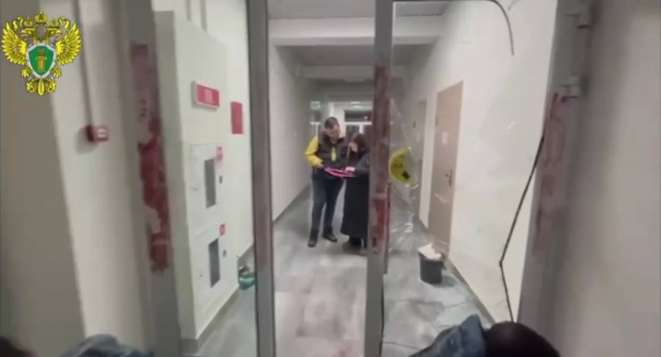 При происшествии в общежитии пострадали 6 человек На место прибыли 5 бригад скорой помощи Двоих доставили в больницу 18 по одному в 13 и 21 Их состояние стабильное Один человек от помощи отказался 15 летнего нападавшего госпитализировали в детскую больницу 17 в тяжёлом состоянии Об этом сообщил министр здравоохранения республики Айрат Рахматуллин