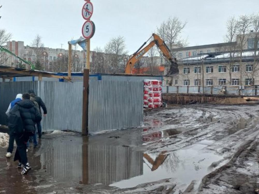 Губернатор Поморья поручил главам муниципалитетов усилить надзор за обликом подведомственных территорий По информации пресс службы областного правительства активней всего муниципальный контроль действует в Архангельске и Северодвинске но есть и районы с нулевой активностью в данной сфере Анализ активности в разрезе отдельных муниципалитетов показывает что большинство контрольных действий предприняли Архангельск и Северодвинск умеренную активность в данном вопросе проявляют Мирный Новодвинск Приморский Няндомский Плесецкий и Пинежский округа Коношский район Нулевую активность за весь период показали десять муниципальных образований Вельский район Верхнетоемский Вилегодский Виноградовский Котласский Лешуконский Мезенский Онежский Устьянский и Холмогорский округа Чаще всего фиксируются такие правонарушения как некачественное проведение земляных работ неудовлетворительное содержание фасадов и парковка на газонах Заметно меньше контрольных документов составлено по брошенным на общественных территориях транспортным средствам и некачественному содержанию общественных территорий Губернатор призвал усилить контроль пригрозив последствиями Хочу напомнить что в обязанности всех глав входит выполнение норм регионального закона и следить за этим мы будем строго потому что это касается внешнего вида ваших населенных пунктов и проявления уважения к жителям Прошу всех глав обратить внимание на необходимость осуществления муниципального контроля нулевая статистика будет расцениваться как бездействие руководства