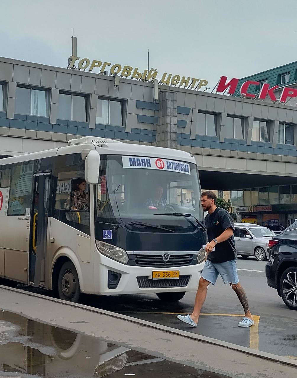 Во Владивостоке прекратил работу автобус 81 связывавший Эгершельд с Автовокзалом Решение о закрытии маршрута связано с расторжением контракта с перевозчиком В администрации сообщили что пошли на этот шаг из за систематических нарушений более месяца на линию выходило меньше автобусов чем положено Ситуация не изменилась даже после проверок и предписаний В мэрии отметили что впервые воспользовались правом на одностороннее расторжение договора по Федеральному закону 44 ФЗ Для маршрута 81 вскоре объявят новый аукцион   Подпишись на kpdvru Мы в MAX