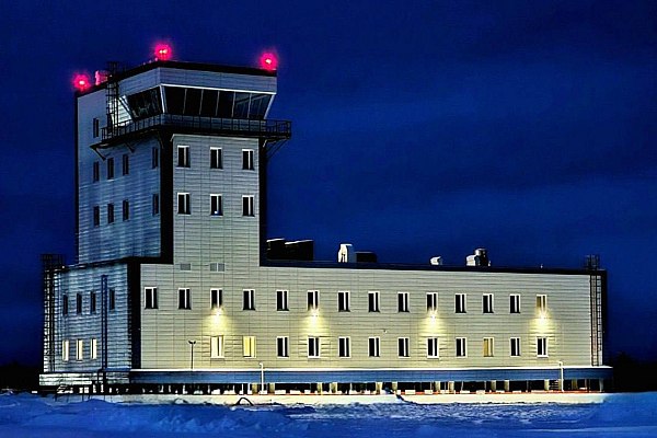 В Мирном ввели в эксплуатацию новый КДП В рамках строительства нового аэропорта в Мирном введены в эксплуатацию командно диспетчерский пункт и средства радиотехнического обеспечения полетов отдельная приводная радиостанция аэродромный радиолокационный комплекс автоматический радиопеленгатор и азимутально дальномерный радиомаяк Об этом сообщает AVIA RU со ссылкой на данные Госкорпорации по ОрВД Как отмечается в сообщении ГК по ОрВД в ходе летных проверок подтверждено соответствие средств требованиям сертификационного базиса и эксплуатационной документации На объекте также планируется ввести в эксплуатацию радиолокационную станцию обзора летного поля и радиомаячную систему посадки ILS 2700 с дальномерным радиомаяком DME NL 2700 aviaru net n289020