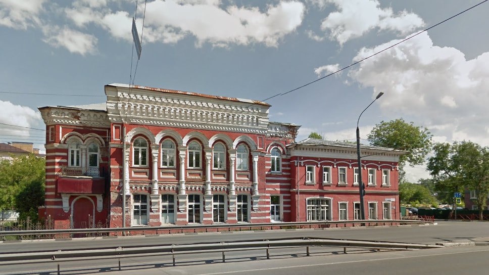 В Ярославле здание бывшей поликлиники на Московском проспекте выставили на торги по публичному предложению с минимальной ценой 48,1 млн руб. Это вдвое ниже начальной стоимости. Ранее торги признали несостоявшимися из-за отсутствия заявок. Комплекс включает основное здание, корпус флюорографии, гараж, хозпостройку и участок. Здание с 2023 года законсервировано и находится в аварийном состоянии. Оно является объектом культурного наследия. Фото: Российский аукционный дом Еще больше новостей — в Telegram-канале «Ъ-Ярославль»