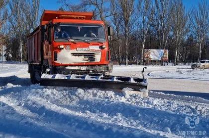 Более 2000 километров дорог расчистили от снега и наледи за сутки в ДНР  В Министерстве транспорта Республики сообщили, что дорожники обрабатывают трассы противогололедными материалами.