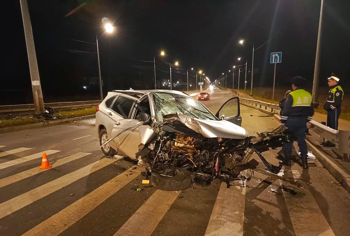 В Вологде иномарка врезалась в столб: водитель погиб  Сегодня ночью, 20 октября, автомобиль «Хавал» на скорости врезался в столб. Водитель иномарки скончался на месте ДТП, сообщает пресс-служба УМВД России по Вологодской области.  ДТП случилось в 03.20 на Белозерском шоссе у дома 2а. По предварительным данным, водитель 1987 года рождения ехал на автомобиле «Хавал» со стороны улицы Залинейной в сторону улицы Владимира Жоги. В какой-то момент мужчина не справился с управлением - и машина наехала на столб.  В результате ДТП водитель скончался до прибытия скорой помощи. Установлено, что водитель не был пристегнут ремнем безопасности.