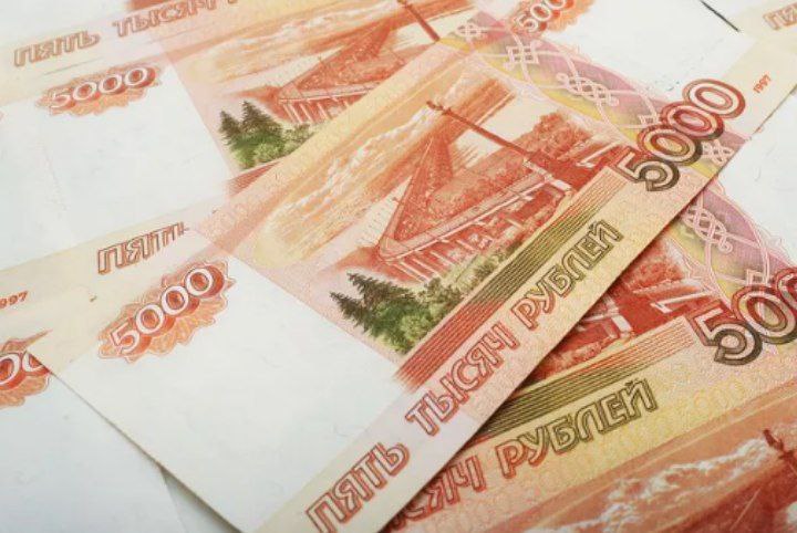 В ЦБ рассказали какие банкноты подделывают чаще всего Мошенники чаще всего подделывают пятитысячные купюры это экономически выгодно на втором месте по подделкам тысячерублевые банкноты рассказал в интервью РИА Новости заместитель председателя Банка России Сергей Белов Чаще всего подделывают конечно высокий номинал 5000 рублей это экономически выгодно На втором месте 1000 рублей сказал он Белов отметил что гораздо реже встречаются подделки купюр других номиналов Вместе с тем он подчеркнул что согласно статистике ЦБ подделок становится все меньше и меньше это значит что банкноты Банка России хорошо защищены В прошлом году уровень фальшивомонетничества достиг минимального значения за последние годы на один миллион банкнот в обращении приходилась всего одна фальшивка в позапрошлый год две добавил Белов