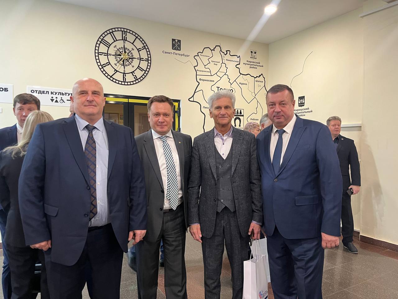 От школьных клубов до всероссийских побед как в Ленобласти воспитывают чемпионов В Ленинградской области стартовал форум Малая родина сила России С ключевым докладом о развитии школьного спорта выступил председатель комитета по физической культуре и спорту Ленинградской области Вячеслав Комаров Он выделил главные успехи региона достигнутые во многом благодаря слаженной работе органов местного самоуправления более 52 тысяч школьников уже занимаются спортом в школьных клубов а всего в спорт вовлечено 231 тысяча детей и подростков в возрасте от 3 до 15 лет все 366 школьных спортивных клубов области объединены в Региональную школьную спортивную лигу Только в прошлом сезоне в ее соревнованиях приняли участие 15 000 ребят из 108 клубов лига объединяет 12 видов спорта от классических баскетбола и волейбола до флорбола и хоккея в валенках А в новом сезоне 2025 2026 гг добавятся два новых направления фиджитал спорт и мини лапта Ленинградская область стала настоящей спортивной площадкой для всей страны В 2024 2025 годах регион с успехом принял финалы всероссийских фестивалей по дворовому футболу Кубок Городов воинской славы и даже IX Всемирные игры юных соотечественников и так далее Развитие школьного спорта это не просто задача это вклад в здоровье и характер нашего будущего поколения И ключевую роль в этой работе играют именно муниципалитеты находящиеся на самом близком расстоянии к школам и детям подчеркнул Вячеслав Комаров спорт47 командапобеды