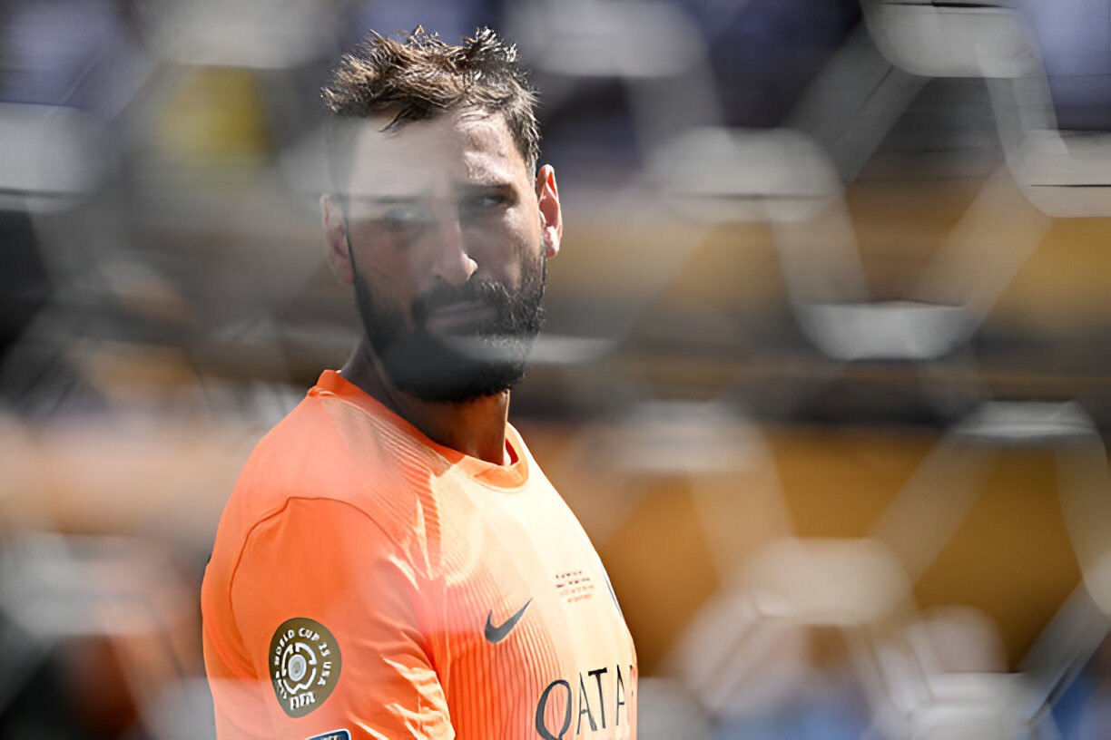 Calciomercato: Куда может перейти Доннарумма в последние 20 дней лета?  Джанлуиджи Доннарумма и ПСЖ окончательно разорвали отношения, о чем говорит тот факт, что вратарь не попал в заявку на матч за Суперкубок УЕФА против «Тоттенхэма» и теперь почти наверняка покинет клуб.  Столичный клуб намерен продать 26-летнего капитана сборной Италии уже в это трансферное окно, чтобы не отпускать его бесплатно летом 2026 года, когда истечёт контракт. Ориентировочная сумма трансфера — около 25 миллионов евро.  Главными претендентами на Доннарумму считаются клубы Английской премьер-лиги. Переговоры с агентом вели «Манчестер Юнайтед»  при условии продажи Андре Онана  и «Челси». Среди возможных вариантов также упоминается «Бавария».  «Манчестер Сити» теоретически может рассмотреть трансфер в случае ухода Эдерсона, но «горожане» уже вернули из аренды Джеймса Траффорда. «Ливерпуль» вряд ли станет кандидатом после подписания Георгия Мамардашвили.  В Италии вероятность перехода в «Ювентус» снизилась после перестановок в руководстве туринском клубе, а «Интер» готов рассмотреть вариант только в случае перехода на правах свободного агента в 2026 году.  Если в ближайшие недели соглашение не будет достигнуто, Доннарумма может провести сезон в статусе резервного вратаря, рискуя потерять игровую практику перед чемпионатом мира 2026 года.