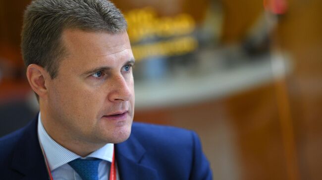 Минвостокразвития готовит проект супер ТОР для всего Дальнего Востока Новый проект объединить все действующие льготные режимы на Дальнем Востоке и в Арктике создав единое пространство для инвестиций и технологий Формирование единых правил игры для бизнеса произойдет во всех преференциальных форматах ТОР СПВ и преференции Арктической зоны Супер ТОР объединит всё в одну систему налоговые льготы упрощённое оформление земли и возможность привлекать иностранных специалистов без квот При высокой рентабельности часть прибыли направят в бюджет при низкой бизнес сохранит налоговые послабления Основное внимание уделяется поддержке малого и среднего бизнеса туризма и высокотехнологичных производств Преференции не распространяются на компании связанные с добычей нефти и газа финансовой и подакцизной деятельностью Идея в том чтобы отдать приоритет новым инвестиционным проектам в приоритетных отраслях Мы хотим стимулировать технологический трансфер технологический суверенитет импортозамещение и способность производить конкурентоспособные товары мирового уровня пояснил глава Минэкономразвития Алексей Чекунков Супер ТОР рассчитан до 2100 года и должен стать основой долгосрочной экономической трансформации Дальнего Востока и Арктики Согласование проекта запланировано на 2026 год запуск на 1 января 2027 года