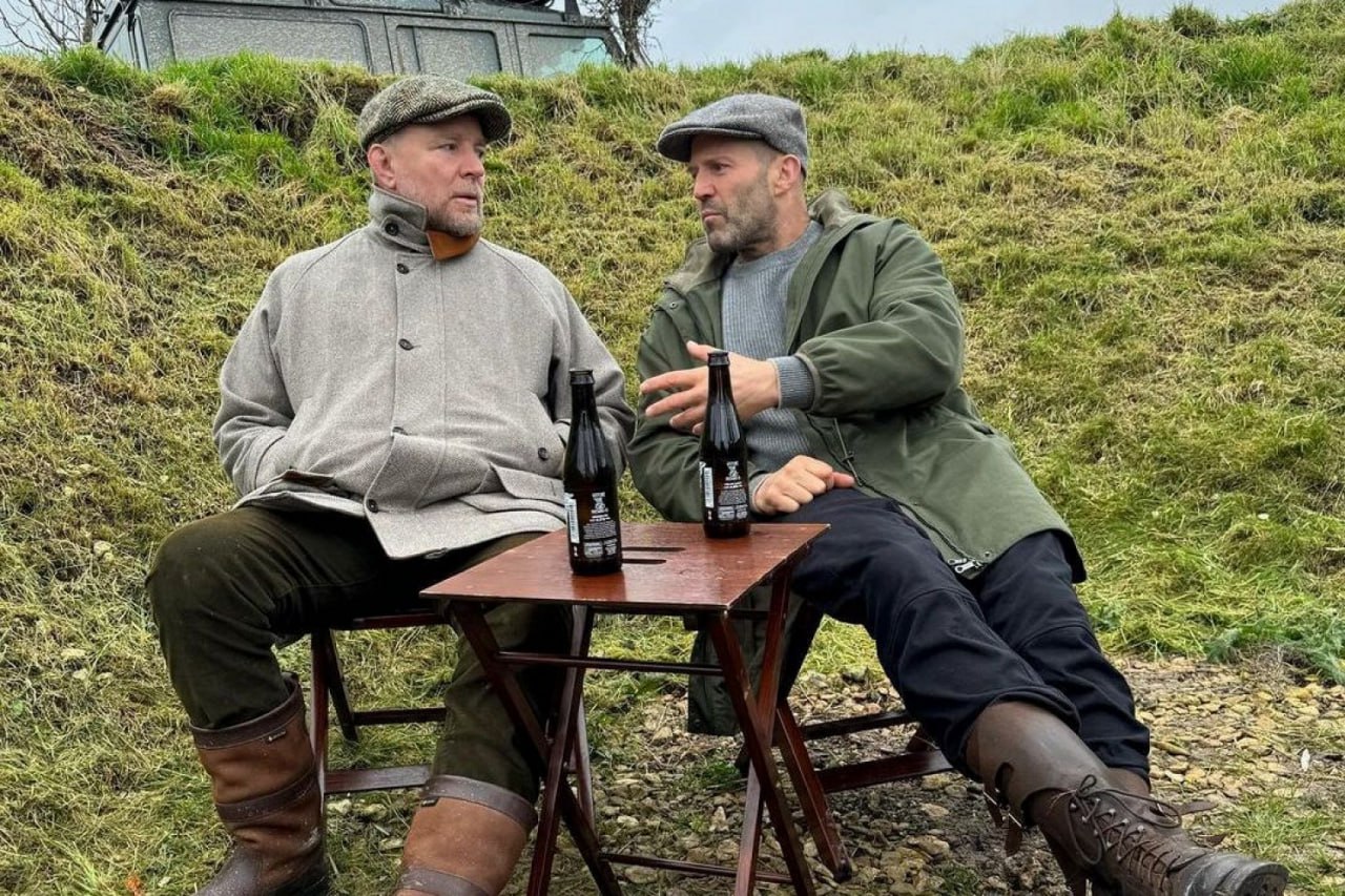 Секс наркотики и пчеловод Джейсон Стэйтем и Гай Ричи договорились о шестом совместном фильме по мотивам книги Слоёный торт Это криминальная комедия про британского наркоторговца по кличке Икс и его лондонских злоключениях Ричи сам написал сценарий и сам же сядет в режиссерское кресло а называться фильм будет Viva La Madness то бишь Да здравствует безумие Семки стартуют в январе а мы по умолчанию ждем того самого фирменного безумие Гая но по сложившейся привычке будем готовы и к не фирменному проходняку