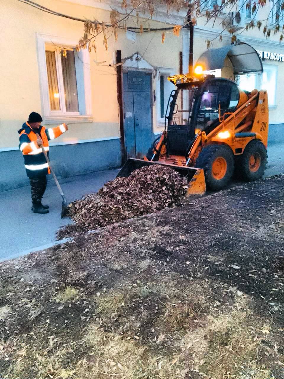 Продолжаются мероприятия по благоустройству города   Работы по содержанию дорожного полотна и пешеходных зон, сбору случайного мусора, опиловке и вывозу порубочных материалов выполнены на улицах: Шелковичная, Свинцовая, Новоузенская, Провиантская, Лисина, Тархова, Батавина, Лермонтова, Мясницкая, Тульская, Томская, Деловая, Крылова и другие.    Подробнее о мероприятиях, реализуемых в районах Саратова, по ссылкам:   Ленинский;   Заводской;  Волжский;   Кировский;   Октябрьский;  Фрунзенский;   Гагаринский.