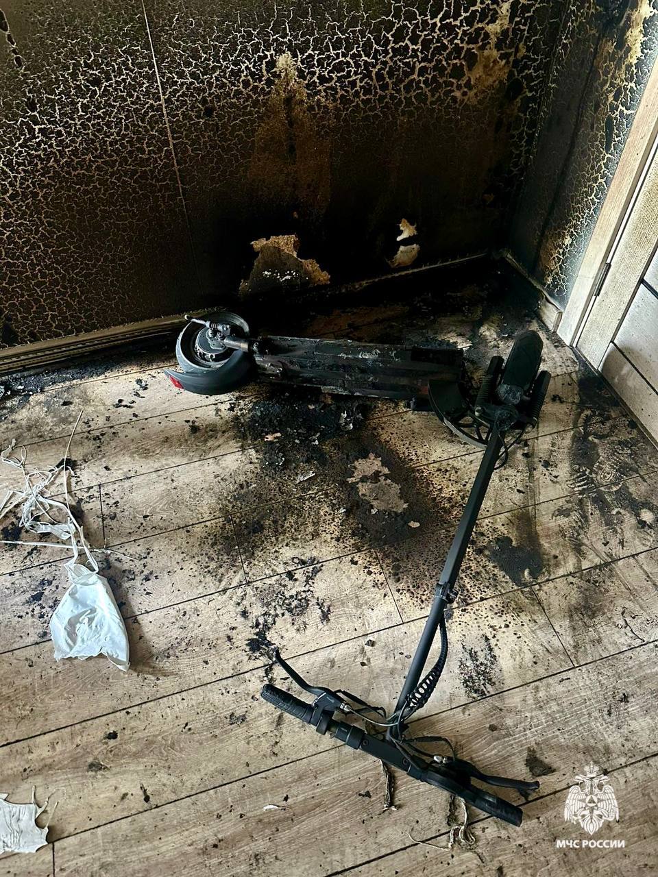 #ПожарныеСутки26  Зарядка самоката чуть не довела до трагедии   Вчера рано утром в городе Ставрополе на проспекте Российском в квартире загорелся самокат. Услышав хлопок, семья тот час проснулась, а через несколько секунд сработал пожарный извещатель. Глава семейства незамедлительно вывел домочадцев из жилья и попытался самостоятельно потушить возгорание. К счастью, у него все получилось.   Пожар был потушен до прибытия пожарно-спасательных подразделений на 1 квадрате.    Предварительно, все произошло из-за аварийного режима работы батареи. С обстоятельствами происшествия разбирается дознаватель МЧС Ставрополья.    Стоит отметить, что все системы пожарной безопасности сработали на 100%.    ‍ МЧС России по Ставропольскому краю рекомендует установить дома пожарный извещатель. Он среагирует на дым и даст шанс на спасение!    МЧС Ставрополья   Подпишись    ВК     ОК     Рутуб  #МЧС26 #МЧССтаврополь