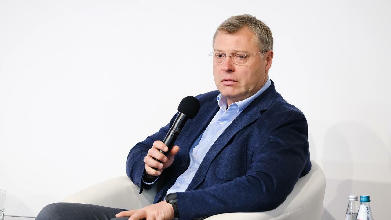 Отрицательная динамика среди глав регионов Нижнего Поволжья – у губернатора Астраханской области Игоря Бабушкина. По итогам июня 2025 он занимает 69 строчку Рейтинга влияния глав субъектов РФ от Агентства политических и экономических коммуникаций #АПЭК . Месяцем ранее Игорь Бабушкин в рейтинге АПЭК располагался на 67 месте. Источник фото: администрация губернатора Астраханской области.
