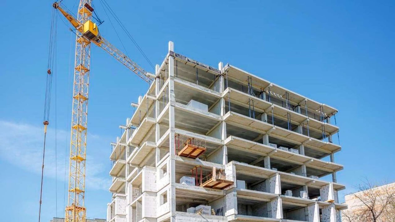 Новые дома построят в Мелитополе Получено разрешение на строительство пяти многоквартирных домов в Мелитополе об этом сообщил Заместитель Председателя Правительства Марат Хуснуллин В одну из рабочих поездок осмотрел строительную площадку будущего жилого комплекса а на сегодняшний день застройщику выдано разрешение на строительство первой очереди из пяти многоэтажек в которых расположится 1252 квартиры Кроме того для комфортного проживания в ЖК будут созданы рекреационная и спортивная зоны возведены школа и детский сад заявил Марат Хуснуллин Подписывайтесь на Запорожский вестник в MAX Telegram и ВКонтакте и делитесь с близкими