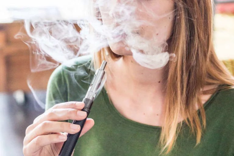 В МАРТ рассказали что изменится в продаже электронных сигарет в Беларуси Медики все чаще бьют тревогу из за растущей популярности электронных сигарет особенно среди молодежи школьников и студентов В связи с этим в обществе звучат предложения о полном запрете таких изделий Министр антимонопольного регулирования и торговли Артур Карпович рассказал что при подготовке документа рассматривались два варианта либо полный запрет электронных систем курения либо их жесткое регулирование на законодательном уровне В итоге было решено пойти по второму пути   Планируется ужесточить лицензионные требования для розничной торговли Причина большое количество нарушений включая продажу товаров ненадлежащего качества и недостаточную ответственность продавцов Подпишись Минская правда MLYN by