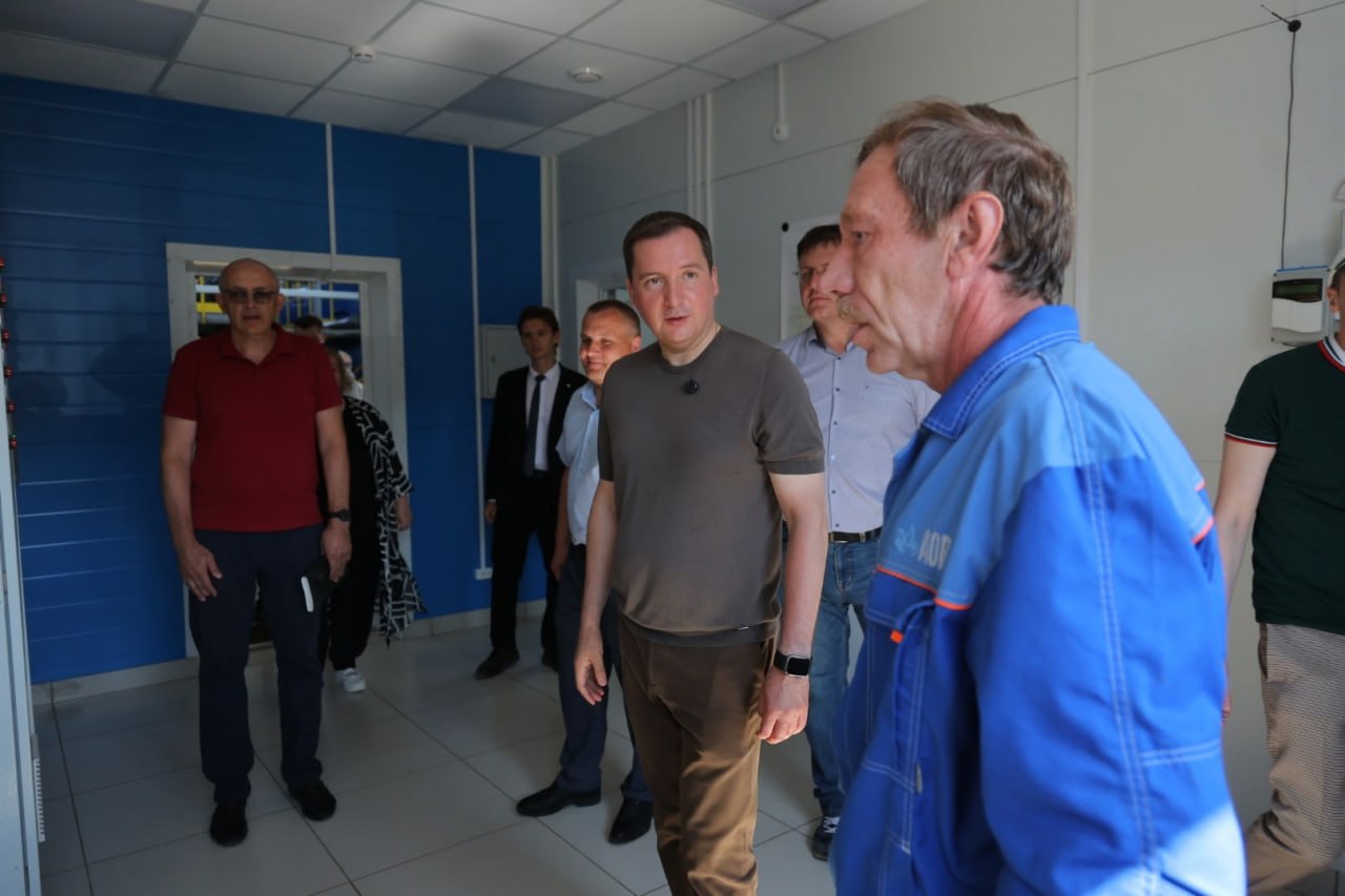 Губернатор Архангельской области Цыбульский оценил работу водоочистных сооружений в Вельске В Вельске выполнен первый этап модернизации городских водоочистных сооружений. Сегодня губернатор Архангельской области Алесандр Цыбульский проверил, как работает обновлённая система. Результат — более 21 тысячи жителей обеспечены качественной питьевой водой из централизованного источника. Это почти всё население города. Реконструкция проведена в рамках нацпроекта «Экология», по региональному проекту «Чистая вода». Общая стоимость — более 436 млн рублей. С декабря прошлого года обновлённые очистные работают в штатном режиме, а вода в кранах — соответствует всем санитарным требованиям. Это один из крупнейших проектов в сфере модернизации коммунальной инфраструктуры области за последние годы. Фото пресс-службы губернатора