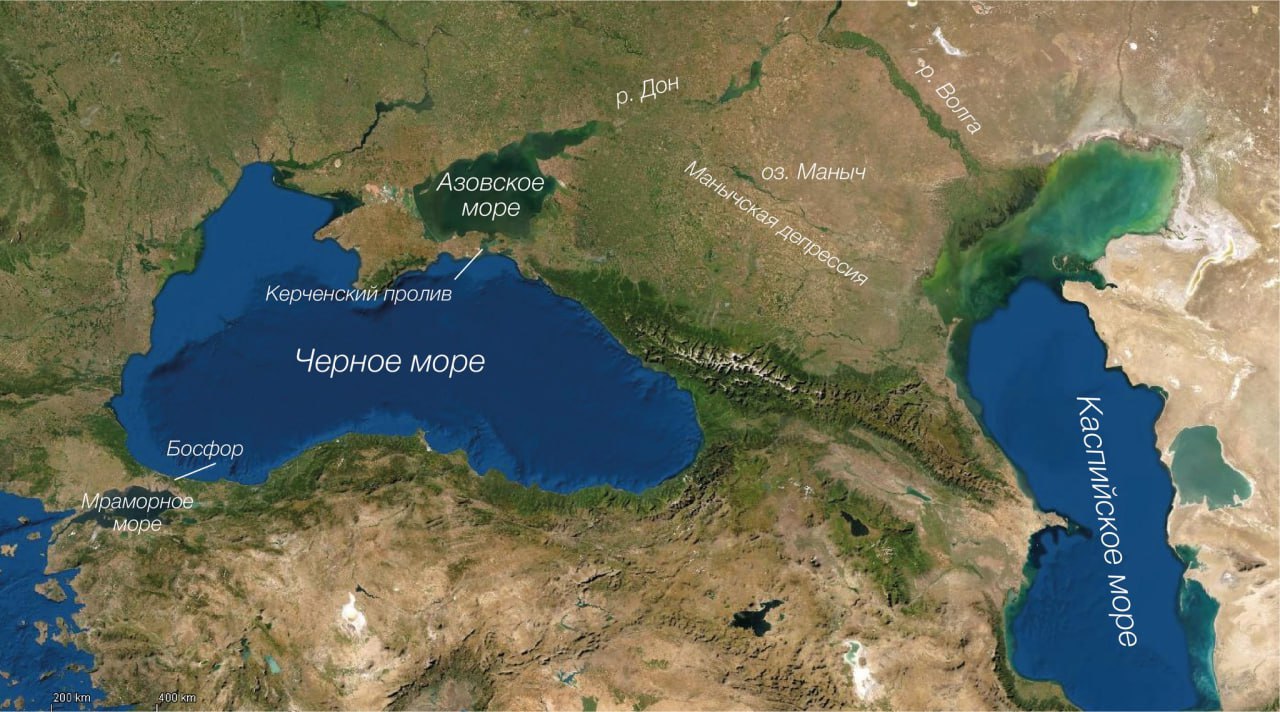 Каспий мелеет. Ученые говорят, что происходит это из-за повышения температуры, что усиливает испарение и уменьшает приток воды. Даже если глобальное потепление удастся ограничить до 2 °C, уровень моря, по прогнозам, упадет на 5–10 метров. Если температура поднимется выше, к 2100 году он может снизиться на 21 метр. В связи с этим Азербайджан предложил соединить Каспийское и Чёрное моря подземным тоннелем. Согласно проекту, предлагается строительство подземного тоннеля диаметром 10 метров, который будет соединять Черное море с Каспием. Вода из Черного моря сможет самотеком поступать в Каспий, без использования насосов. Интересно, как это будет выглядеть технически, кто будет строить и за чей счет. А Казахстан намерен обсудить с Россией уменьшение притока из реки Волги, которая ранее обеспечивала до 80% водоснабжения Каспия. Выглядит эта бюрократия так: сначала предполагается создание двусторонней рабочей группы с РФ по изучению проблем обмеления Каспийского моря с участием специализированных научных институтов и профильных государственных органов. Затем реализация подготовленных рекомендаций для всех прикаспийских государств. Все понимают, что Каспий может повторить судьбу Арала, и надо что-то делать. Делать быстро. Но такими темпами можно к 2100 году и не успеть.