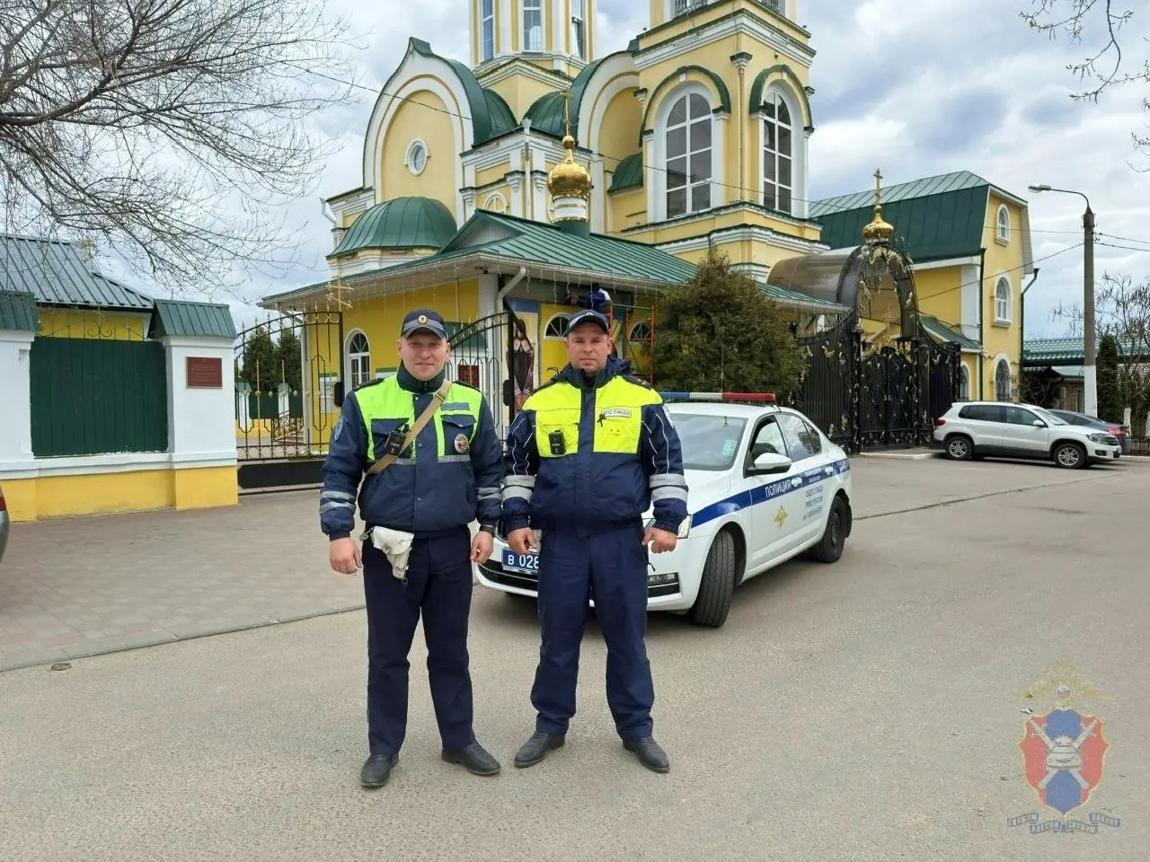 Сотрудники Госавтоинспекции оперативно доставили беременную женщину в медицинское учреждение для оказания помощи Накануне примерно в 08 30 часов во время несения службы у дома 36 по улице Историка Костомарова в городе Воронеже к сотрудникам Госавтоинспекции Марату Морозу и Дмитрию Малыш подошёл сильно взволнованный мужчина и попросил помощи Мужчина рассказал что его беременная дочь срочно нуждается в оказании медицинской помощи  Оценив ситуацию автоинспекторы незамедлительно приняли решение сопроводить автомобиль в котором находилась женщина включили специальные световые и звуковые сигналы на патрульном автомобиле и направились в сторону медицинского учреждения координируя движение и предупреждая других автомобилистов Благодаря слаженным и своевременным действиям инспекторов ДПС женщина добралась до пункта назначения в кратчайшие сроки где ей немедленно была оказана помощь Мужчина искренне поблагодарил сотрудников Госавтоинспекции за неравнодушие и содействие в сложной ситуации