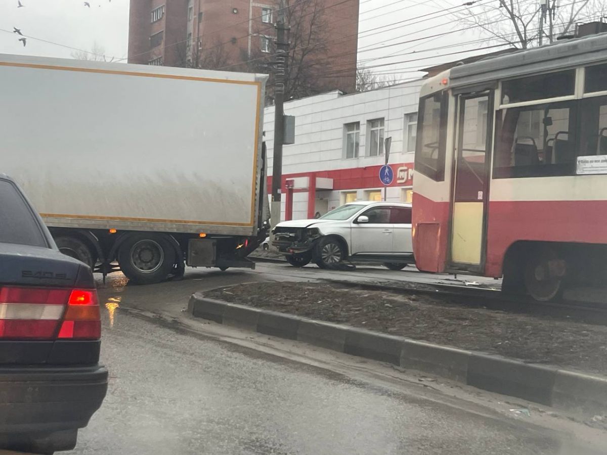 В Туле на улице Металлургов легковой автомобиль столкнулся с трамваем     В Туле на улице Металлургов столкнулись легковой автомобиль и трамвай. Кадрами с места происшествия поделились наши читатели.  ↗  Прислать новость   Подписаться