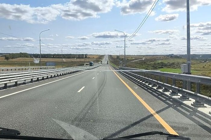 Свердловчанам построят новую дорогу сразу до Черного моря Автодор может приступить к строительству Юго Западной хорды новой магистрали которая свяжет Екатеринбург с Каспийским морем а также с побережьем Азовского и Чёрного морей Об этом в интервью Коммерсанту рассказал председатель правления Автодора Вячеслав Петушенко По его словам проект уже находится в активной проработке Планируется что часть маршрута пройдёт по существующим дорогам в том числе через обходы Тольятти Волгограда и другие участки Мы уже подготовили технико экономическое обоснование и переходим к стадии проектирования отметил Петушенко Строительство новой магистрали намечено на фоне завершения другого крупного проекта скоростной трассы М 12 Восток соединяющей Москву и Тюмень uralweb ru