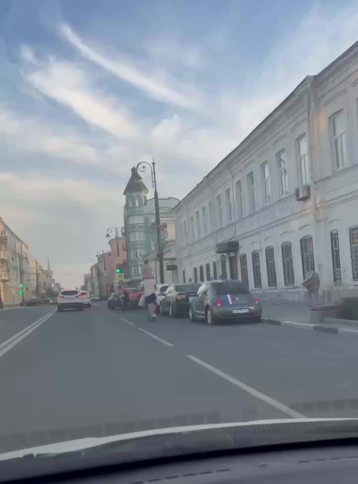 Самарский самокатчик с девочкой на плечах привлек внимание полиции