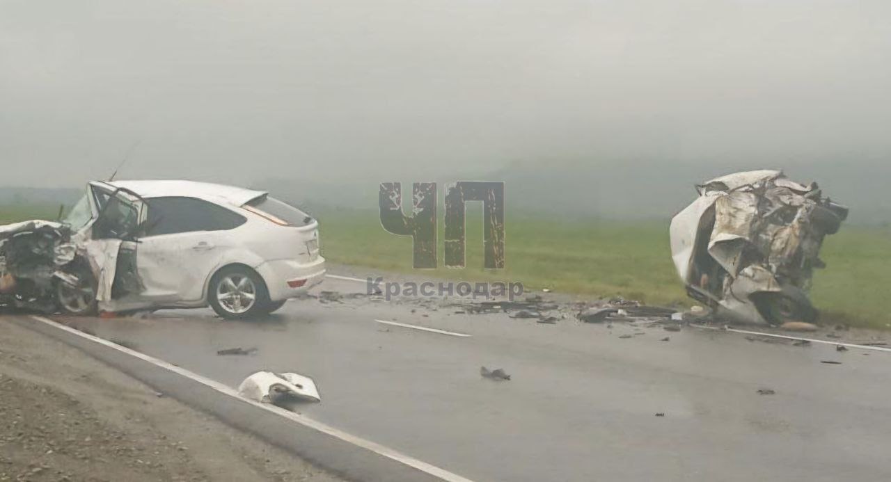 Два водителя погибли в жёсткой аварии на мокрой дороге! Сегодня днём на трассе между посёлками Мостовской и Псебай автоледи за рулем автомобиля "Ford Focus" на скорости потеряла управление над машиной, вылетела на встречную полосу, где столкнулась с "Семëркой". Оба водителя погибли на месте.