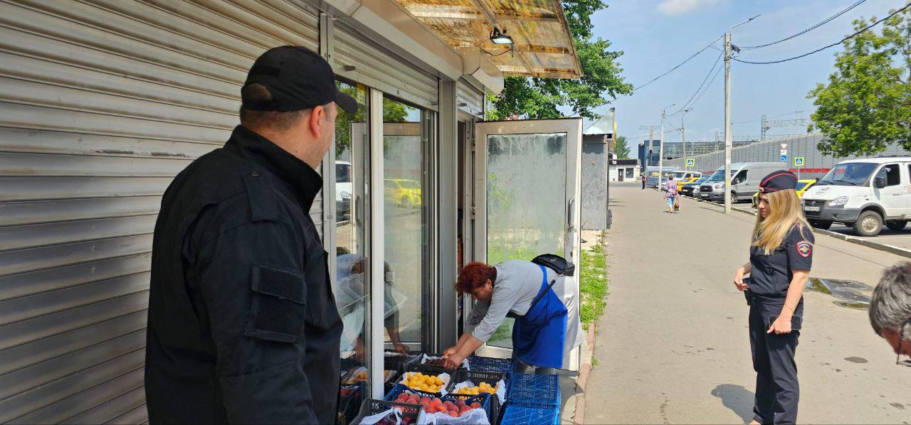 Торговля в законе: в Долгопрудном проверили продавцов-мигрантов Порядка 20 торговых точек проверили сегодня, 17 июня, в Долгопрудном во время рейда, направленного на выявление нарушений миграционного законодательства. Инициатором проверки выступило Министерство сельского хозяйства и продовольствия Московской области. В мероприятии приняли участие представитель этого ведомства, сотрудники администрации округа, полиции, Народная дружина. Проверяли в первую очередь наличие документов, разрешающих торговлю на территории Московской области, регистрацию, оформление продавцов согласно законодательству. «Основные нарушения, которые были выявлены в результате рейда, это отсутствие патента на осуществление трудовой деятельности, и, соответственно, нарушение налогового законодательства, отсутствие регистрации», - пояснили в отделе потребительского рынка и ритуальных услуг администрации Долгопрудного. Нарушители доставлены в отделение полиции для выяснения обстоятельств и принятия дальнейших решений. #долгопрудный #вдолгопрудном #подмосковье #несанкционированнаяторговля #будьвкурсе