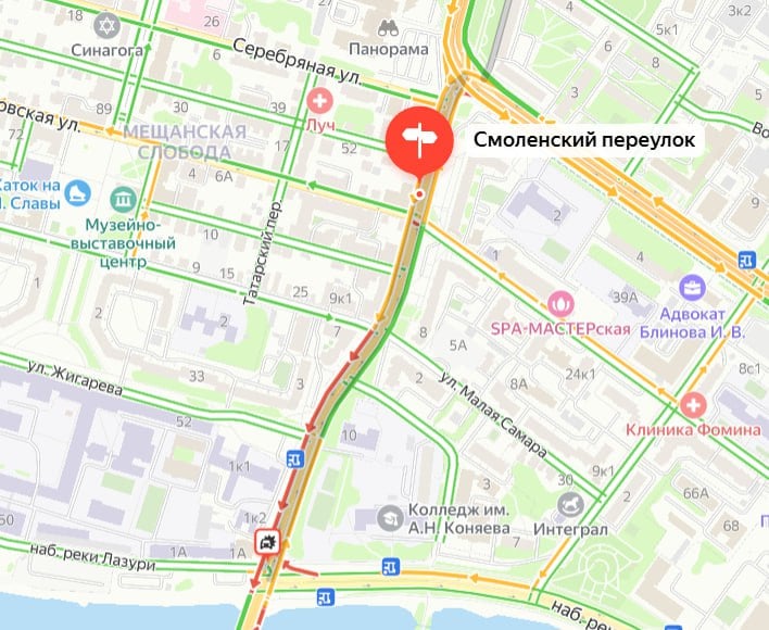 В Твери из-за ДТП образовалась пробка  В областном центре, на пересечении Смоленского переулка и набережной Лазури сегодня днём столкнулись три легковые машины. Пострадавших не было.  По предварительным данным, водитель Chevrolet въехал в едущую впереди «шестёрку», т.е. ВАЗ-2106. От удара ВАЗ вынесло на встречку, где он задел встречный красный Hyundai Solaris.  Из-за аварии движение затруднено. В большей степени – по Смоленскому переулку в сторону микрорайона Южный. Информация актуальна на 11:30.    Пилот Подписаться  #ДТП