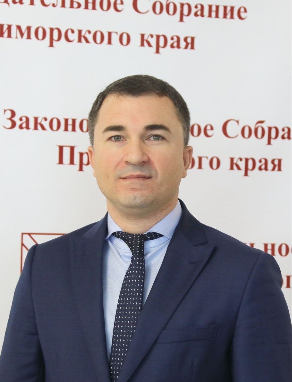 Социальный комитет Заксобрания Приморья вместо Игоря Чемериса возглавит Всеволод Романов Изначально на прошлой неделе и о председателя комитета по социальной политике и защите прав граждан назначили Николая Алешина Однако по инициативе трех депутатов социального комитета был поставлен вопрос об избрании постоянного председателя По результатам консультаций на эту должность рекомендован Всеволод Романов Единая Россия который в этом созыве возглавлял комитет по регламенту депутатской этике и организации работы ЗСПК Вместо Всеволода Романова который перешел в социальный комитет в комитет по регламенту перейдет Александр Захаров Ожидается что изменения в составе двух комитетов и их новых председателей утвердят сегодня 28 января на очередной сессии Законодательного Собрания