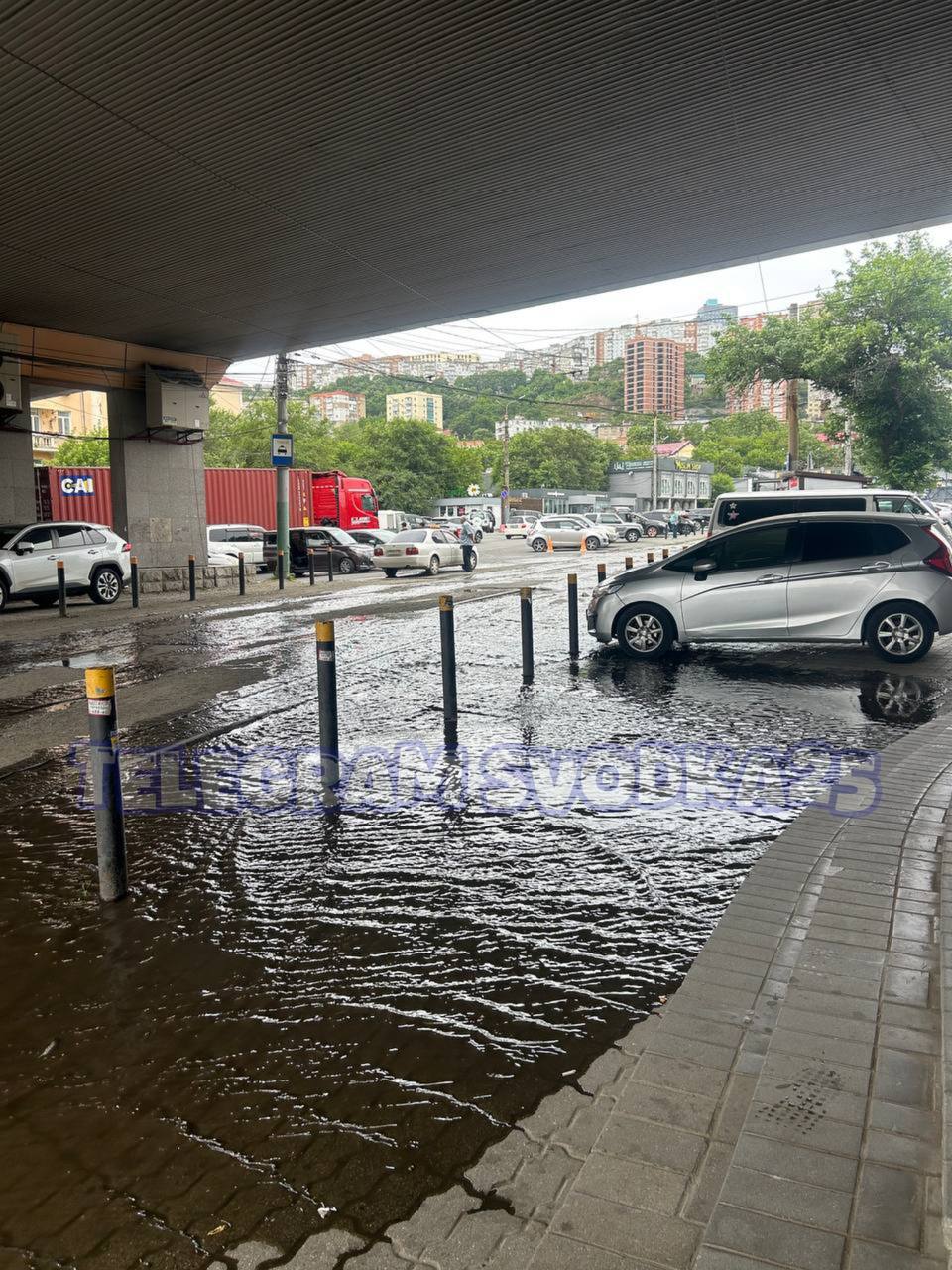 Во Владивостоке площадь Луговая оказалась затоплена из-за прорыва канализации Нам пишут, что на Луговой произошел прорыв воды. Местность затопило буквально за 5-7 минут. Рельсы также погружены в воду. Админу