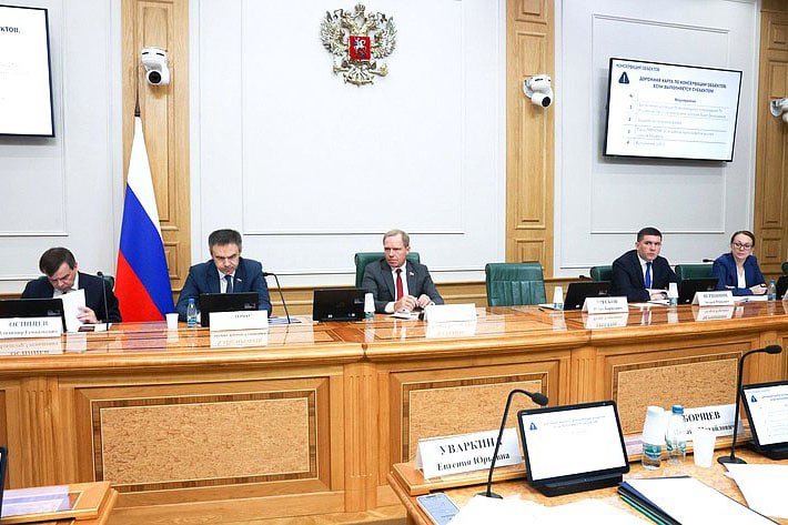 В Комитете Совета Федерации обсудили вопросы по сохранению объектов культурного наследия    Во встрече приняли участие заместитель председателя Правительства Тульской области – министр культуры и туризма Тульской области Ольга Гремякова и сенатор Тульской области Михаил Борщев.   Речь велась о тех объектах, которые находятся в неудовлетворительном состоянии. Отметили, что Минкульт РФ реализует программу по сохранению памятников архитектуры, включая религиозные объекты. Финансирование идет из региональных бюджетов, привлекаются меценаты и жители регионов.    Особое внимание уделяется поручению Президента РФ — привести к 2030 году в надлежащее состояние не менее 1000 объектов.  «По поручению Губернатора Тульской области Дмитрия Миляева проводится инвентаризация объектов культурного наследия, находящихся в ненадлежащем состоянии, определяются первоочередные мероприятия по их сохранению», — отметила Ольга Гремякова.  Наш регион успешно вводит культурные объекты в хозяйственный оборот. Благоустроены набережная и улица Металлистов, а в малых городах реставрируются здания, где затем открывают учреждения культуры и туризма