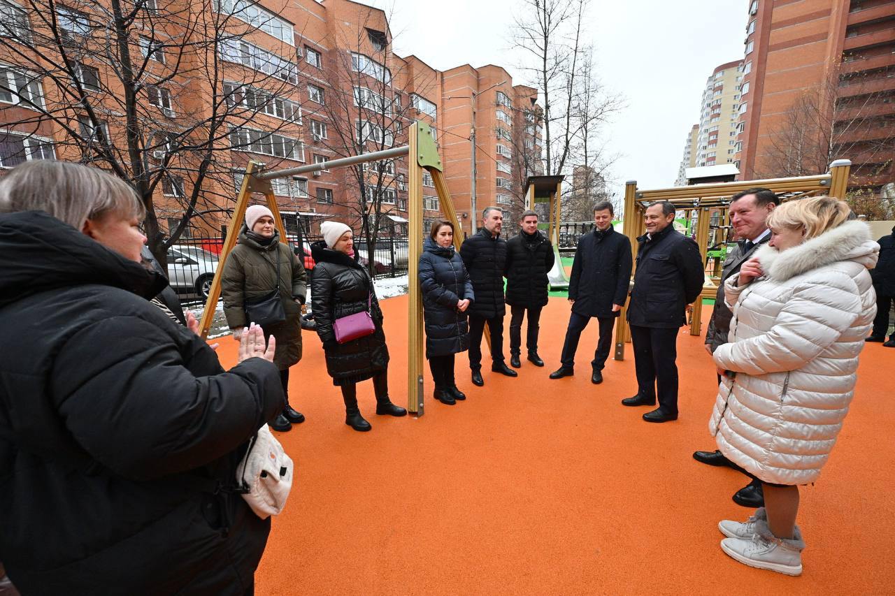 Посетили с главой Балашихи Сергеем Юровым двор многоквартирного дома на Пролетарской, 7. Совсем недавно здесь сделали новую детскую площадку. Масштабы впечатляют – это 300 квадратных метров. Здесь могут играть мальчишки и девчонки разных возрастов. Есть большая игровая зона и воркаут площадка со спортивными элементами.  Важно, что сегодня мы применяем комплексный подход, когда весь двор полностью меняется. Здесь именно так и сделали. Обновили пешеходные зоны, места для парковок, освещение, поставили скамейки и урны. Всё, о чем просили жители – сделано. В разговоре с ними убедился, что они довольны результатом. Получилось действительно полноценное место отдыха, где комфортно и детям, и взрослым.   Всего в городском округе в этом году запланировано комплексно благоустроить 20 дворовых территорий, на семи – работы уже завершены. Что касается региона, то в этом году преобразились 620 дворовых территорий.