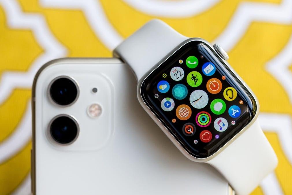 Apple отключит синхронизацию Wi Fi между iPhone и Apple Watch в iOS 26 2 в Евросоюзе Когда iPhone подключается к новой сети Wi Fi он автоматически передаёт данные для подключения на Apple Watch чтобы часы автоматически подключались к той же сети а пользователь не вводил пароль во второй раз DMA требует от Apple предоставить доступ к этой функции для сторонних аксессуаров Компания неоднократно отказывалась это делать и теперь решила полностью отключить функцию чтобы избежать требований в будущем Вероятно после выхода iOS 26 2 владельцам Apple Watch придётся вручную подключаться к Wi Fi и вводить пароли от сетей Данные о подключениях будут храниться только на часах www iphones ru 1344338 новости iphonesru