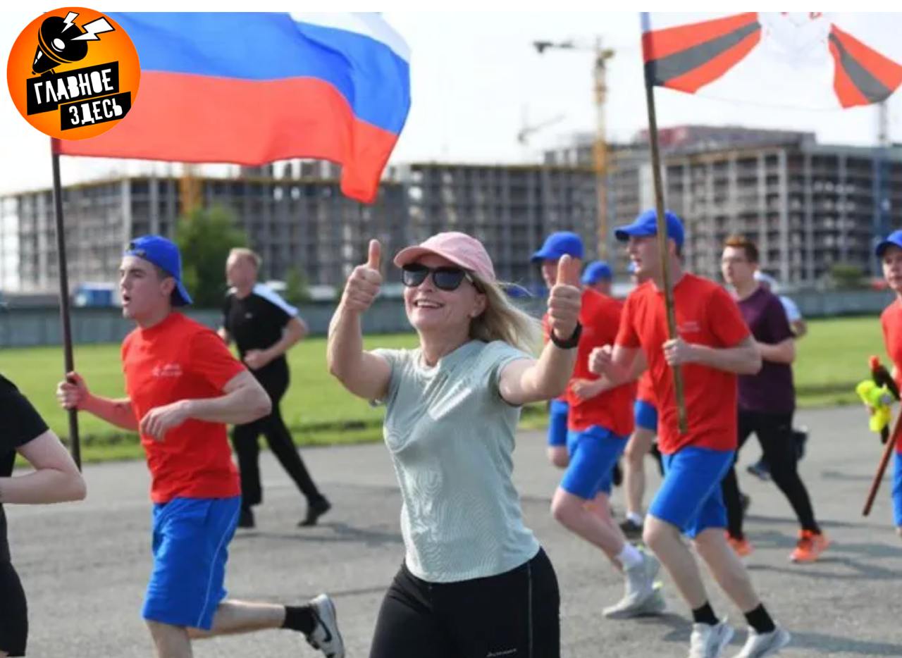 В Тюмени прошел самый массовый в стране забег по взлетно-посадочной полосе аэродрома  В мероприятии «Пять огненных авиаверст» приняли участие 1652 человека. За время забега люди, которые приходили целыми семьями, преодолели 5 километров. Достижение внесено в Книгу рекордов России.  Главное — здесь. Подписывайтесь!