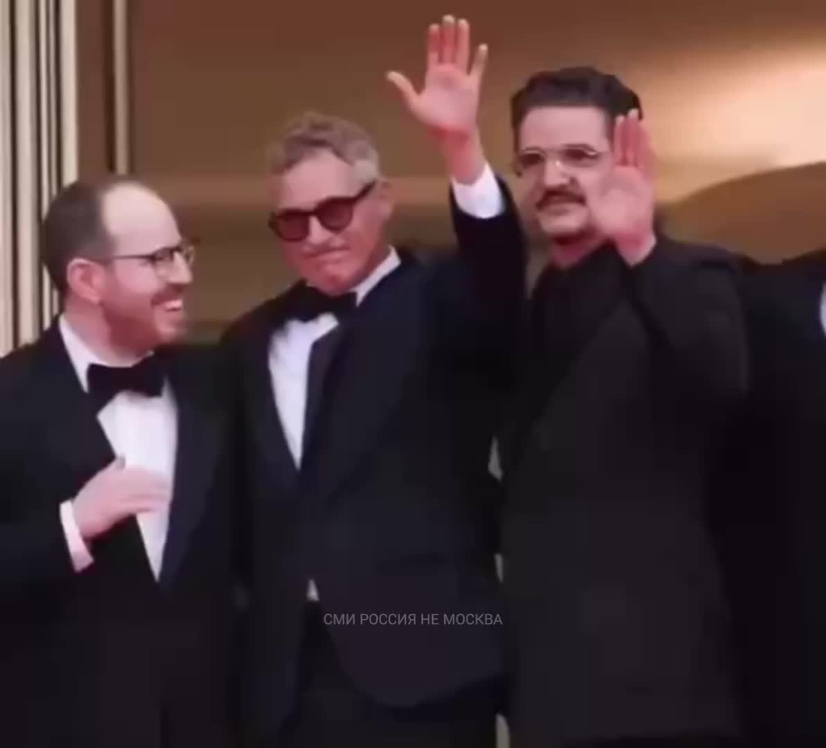 Педро Паскаль предотвращает инцидент с Хоакином Фениксом на Каннском кинофестивале