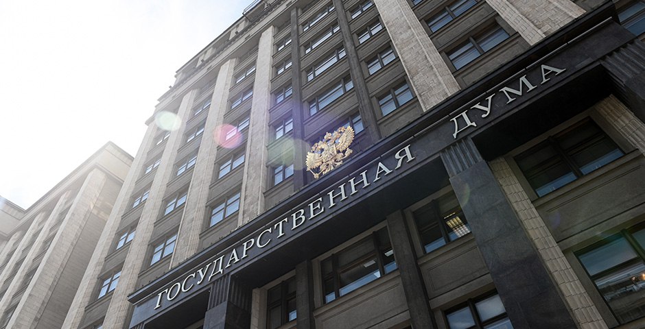 Госдума подумает над избыточными неудобствами Госдума скорректирует нормы ограничивающие ради борьбы с мошенниками использование гражданами собственных финансов но только там где они создают избыточные неудобства добросовестным гражданам заявил глава думского комитета по финансовому рынку Анатолий Аксаков Всё же по оценке народного избранника значительная часть подобных обращений носит искусственный характер По моему анализу около 80 таких обращений инициируются самими мошенниками они сознательно накручивают волну чтобы создать впечатление что приняты неверные решения При этом депутат признал что оставшиеся порядка 20 обращений поступают от добросовестных граждан которые столкнулись с реальными неудобствами Мы будем корректировать эти решения изучать их и делать более оптимальными и там где перегнули выгнем в обратную сторону выпрямим Напомним сейчас банки вправе блокировать карты и переводы клиентов для противодействия мошенничеству в соответствии с законом N161 ФЗ а также при подозрениях в отмывании доходов и финансировании терроризма по закону N115 ФЗ Это привело к росту жалоб на необоснованные блокировки что заметила и Глава Банка России Эльвира Набиуллина признав что регуляторы где то перегнули палку