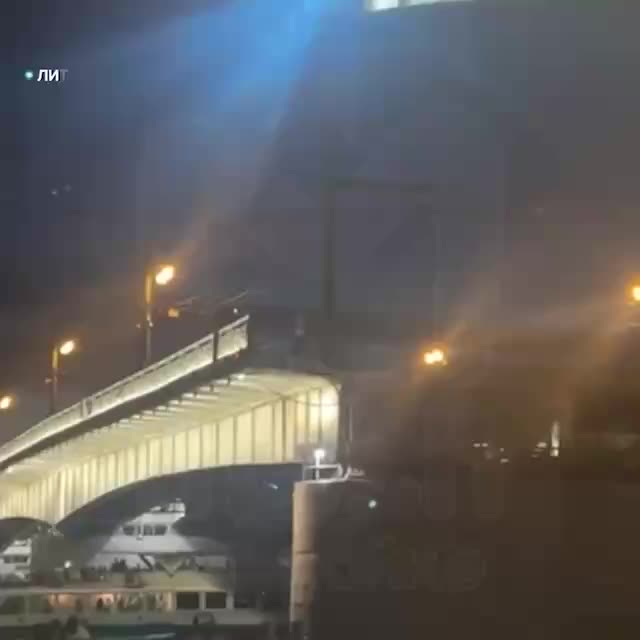 Молодые люди стали свидетелями развода моста в Санкт-Петербурге, избегая опасности