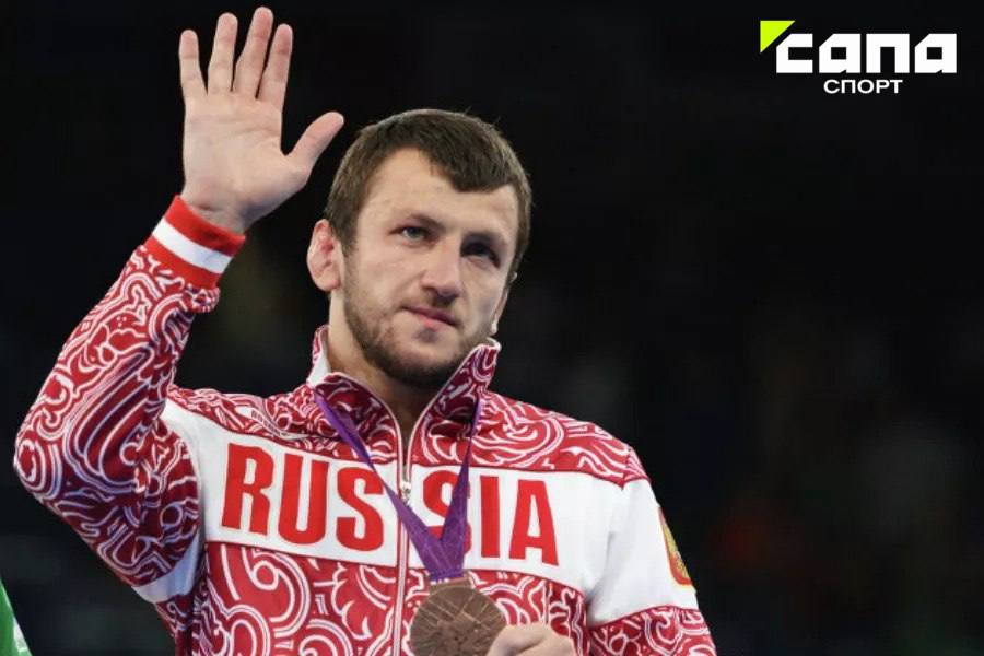 Вместо Гацалова: Денис Царгуш может возглавить сборную России по вольной борьбе Кандидатуру Царгуша на фото предложил исполком Федерации спортивной борьбы России, сообщил глава ФСБР Михаил Мамиашвили. Гацалов был отстранен 14 мая после уведомления от Международного тестирующего агентства ITA о возможных нарушениях антидопинговых правил. Сейчас Царгуш занимает пост старшего тренера сборной. Он — бронзовый призер Олимпиады, трехкратный чемпион мира. Документы с предложением уже готовятся к отправке в Минспорт и Центр спортивной подготовки. Подписывайтесь на «Сапа Спорт»