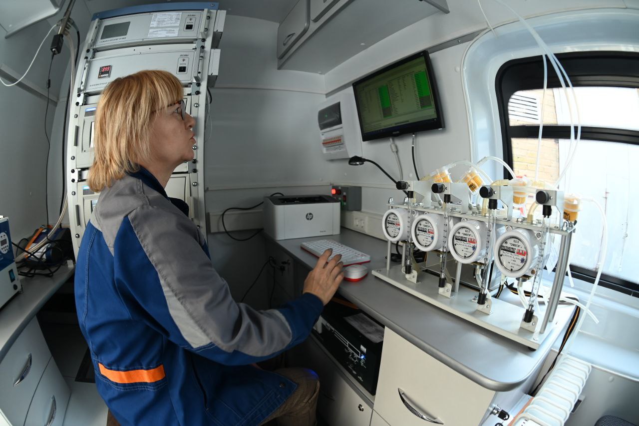 40 пунктов наблюдения за экологической обстановкой работает на Южном Урале В Челябинской области функционирует единая система мониторинга за состоянием окружающей среды которая автоматически собирает обрабатывает и анализирует данные с федеральных региональных локальных систем наблюдений а также прогнозирует распространение загрязнения В настоящее время в систему интегрированы данные с 40 пунктов наблюдения Наш кейс стал примером для других систем мониторинга которые вводятся в других регионах страны Но мы не останавливаемся на этом в 2025 году для расширения сети приобрели еще 5 станций контроля говорит губернатор Алексей Текслер poolN74 eoblast