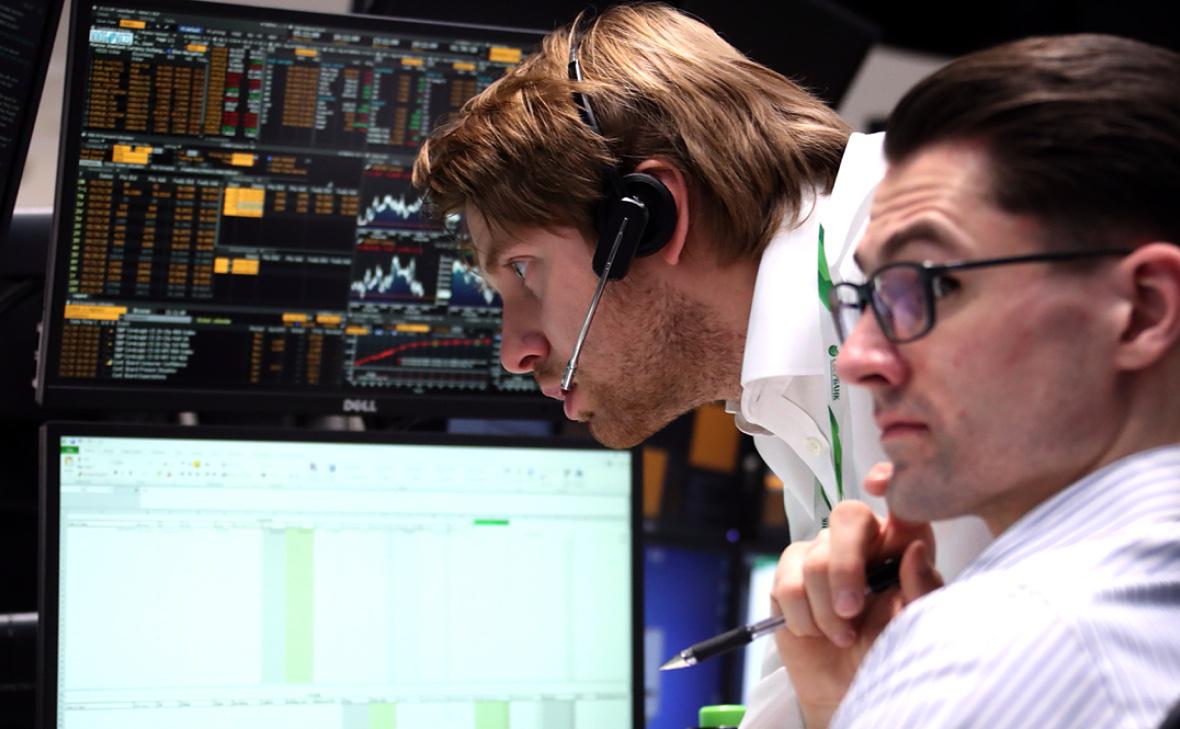 Инвестируй как миллионер куда вкладывались российские хайнеты в 2025 м и чего от них ждать в 2026 м Состоятельные инвесторы в России то есть обладатели более 1 млн в ликвидных активах стали значительно прагматичнее отметила исполнительный директор Wealth IQ Вероника Жукова По ее наблюдениям теперь миллионеры отдают предпочтение инструментам с фиксированной доходностью размещают средства на фидуциарных депозитах снижают риски всеми способами При этом растет доля разного рода альтернативных инвестиций Некоторые тренды 2025 года явно переедут на 2026 й но ожидаются и другие тенденции В колонке для РБК Инвестиций эксперт рассказала обо всех свежих особенностях инвестиций миллионеров и поделилась прогнозами на наступивший год Читайте подробнее Как изменились инвестиции российских миллионеров и чего ждать в 2026 году Подписаться на Сам ты инвестор