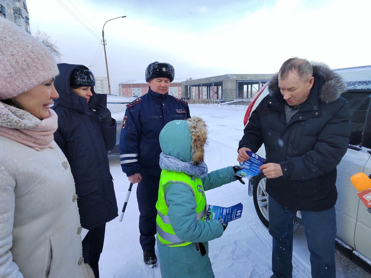 В Братске школьники вместе с полицейскими призвали водителей к соблюдению правил дорожного движения    Чтобы привлечь внимание взрослых к проблеме обеспечения детской дорожной безопасности, учащиеся школы № 40 совместно с сотрудниками Госавтоинспекции провели акцию «Водитель! Сохрани мою жизнь!».    Третьеклассники вышли на пешеходный переход, расположенный вблизи образовательного учреждения, чтобы обратиться к водителям с призывом обеспечить безопасность детей.    ‍ Госавтоинспекторы останавливали транспортные средства, а маленькие помощники беседовали с автомобилистами, напоминая о проявлении максимальной осторожности при проезде нерегулируемых пешеходных переходов, предоставления преимущества пешеходам в зоне действия знака пешеходный переход, а также о целесообразности применения детских удерживающих устройств и ремней безопасности.    Десятки детских обращений были вручены водителям транспорта, в которых школьники призвали взрослых не садиться за руль в нетрезвом состоянии, выбирать безопасную скорость, перевозить детей пристегнутыми ремнями безопасности и быть внимательными и осторожными во время движения. K cлoвy, вce вoдитeли peaгиpoвaли пoлoжитeльнo и пoддepживaли цeль aкции - пpeдyпpeдить дopoжныe aвapии и eщё paз нaпoмнить вoдитeлям o тoм, чтo дoмa иx ждyт родные и близкие.    Госавтоинспекция напоминает, что только взаимное уважение всех участников дорожного движения и соблюдение ими ПДД будет способствовать предотвращению новых аварий на дорогах города и района.