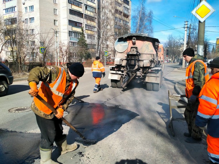 В ивановской мэрии заявили, что с начала года работы по устранению дефектов дорожного полотна выполнены на 135-ти объектах улично-дорожной сети, применено 342 тонны литой асфальтобетонной смеси.  Примечательно, что заявили после того, как в прокуратуре рассказали, что не соответствует нормам более двухсот дорог в областном центре.  Кстати, как вам ямочный ремонт в Иванове?