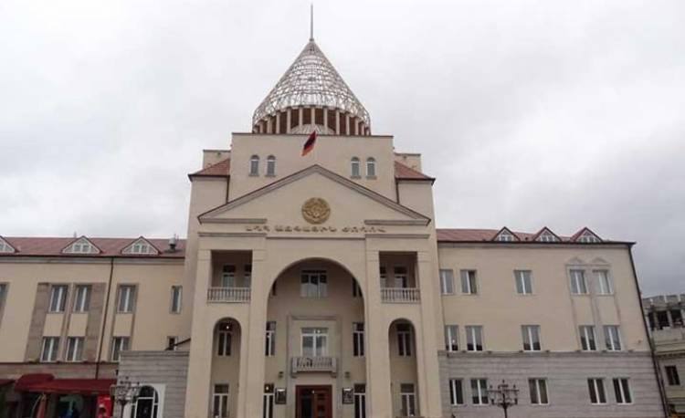 Парламент Арцаха принял проект конституционных поправок: полномочия президента и парламента продолжатся  По данным Alpha News, недавно состоялось заседание Национального собрания Арцаха, на котором был принят проект конституционных изменений, согласно которому полномочия президента и парламента продлеваются. Срок полномочий президента должен был истечь 21 мая, однако в связи с невозможностью проведения выборов его полномочия будут продлены.   Напомним, что запланированное на 4 апреля заседание было отложено из-за партии «Свободная Родина», поскольку ее представители не явились по неизвестным причинам. Более подробная информация будет предоставлена позже.      • Дзен • Сайт • TikTok • Facebook • Instagram • YouTube • X/twitter
