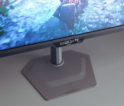 Обзор монитора Gigabyte M27Q2 QD 2К и 210 Гц Gigabyte M27Q2 QD позиционируется как геймерский монитор однако его лаконичный дизайн и продуманная эргономика позволяют рассматривать его и как решение для самых разных задач В основе устройства 27 дюймовая IPS матрица с разрешением QHD обещающая сочную цветопередачу высокую частоту обновления до 210 Гц а также универсальный дизайн Знакомимся