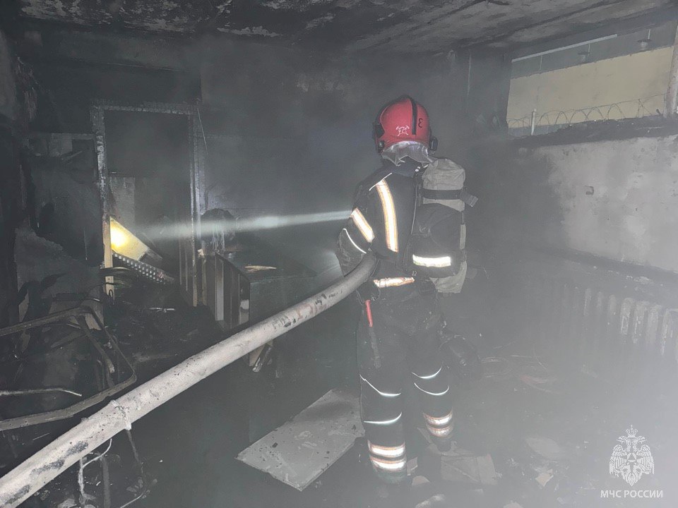 Ночью в Барнауле ликвидирован пожар    По ул. Ткацкая произошло возгорание в производственном здании. Пожар ликвидирован пожарными МЧС России на площади около 30 квадратов, горел слесарный инструмент в автосервисе.  В условиях сильного задымления работало 3 звена газодымозащитников. Всего в работе участвовали 29 человек личного состава, привлекалось 8 единиц техники. Никто не пострадал.   ‼ Предварительная причина происшествия - нарушение правил пожарной безопасности при эксплуатации бытовых электроприборов  произошло короткое замыкание в телевизоре .  МЧС России напоминает:  - следи за состоянием проводки;  - не перегружай электросеть;  - используй исправное электрооборудование;  - не оставляй без присмотра включенные электроприборы.    Ваша безопасность - ваша ответственность!
