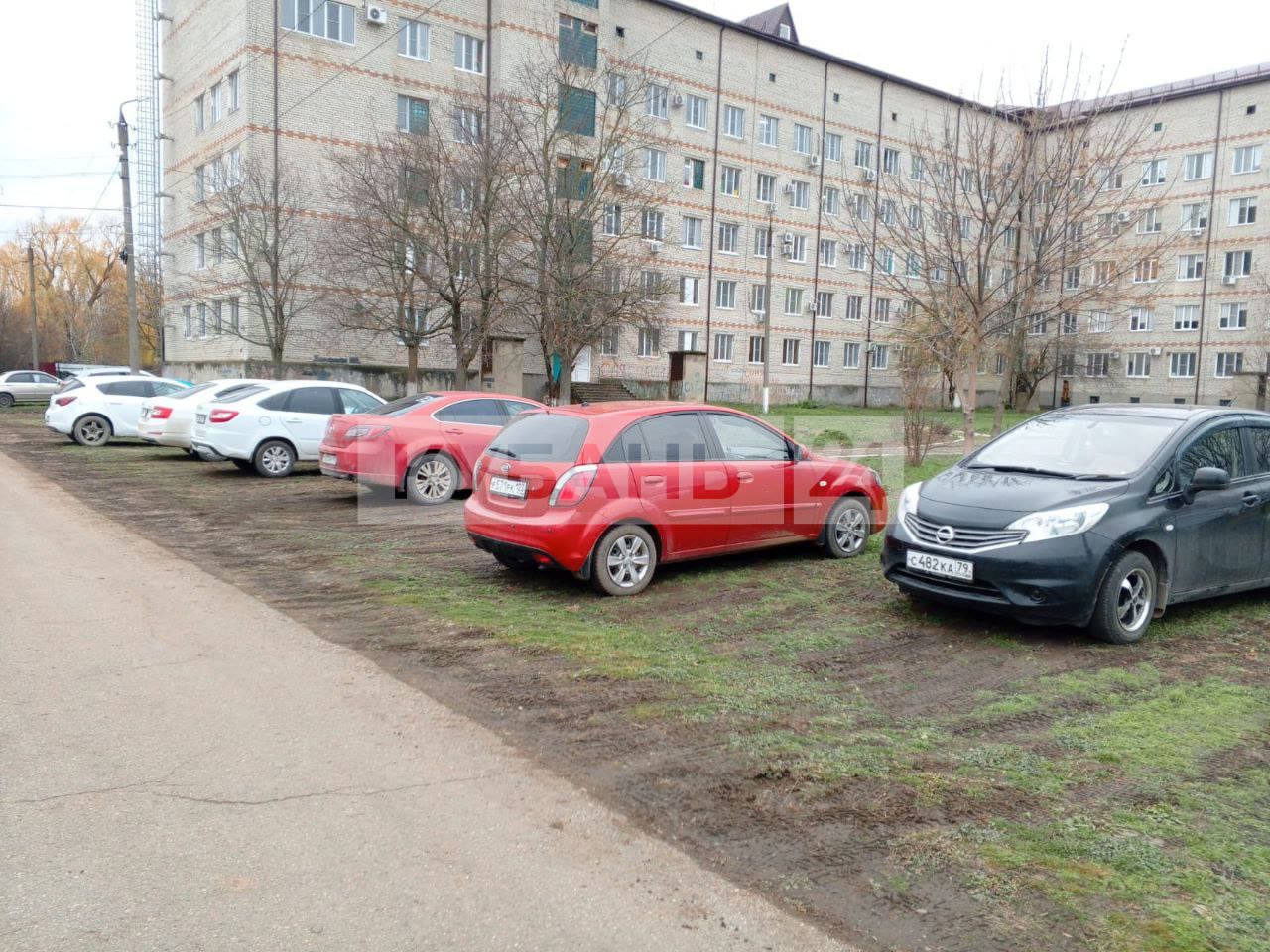 Бесплатная парковка попала в «игнор» в Белореченске.  О странной ситуации рядом с районной больницей нам рассказала местная жительница.   По какой-то причине большинство водителей ставят свои авто на газоне и заезжают на тротуары, хотя для этого существует бесплатная парковка.  Интересно, чем же так она не угодила автолюбителям?    Прислать новость, рассказать о проблеме